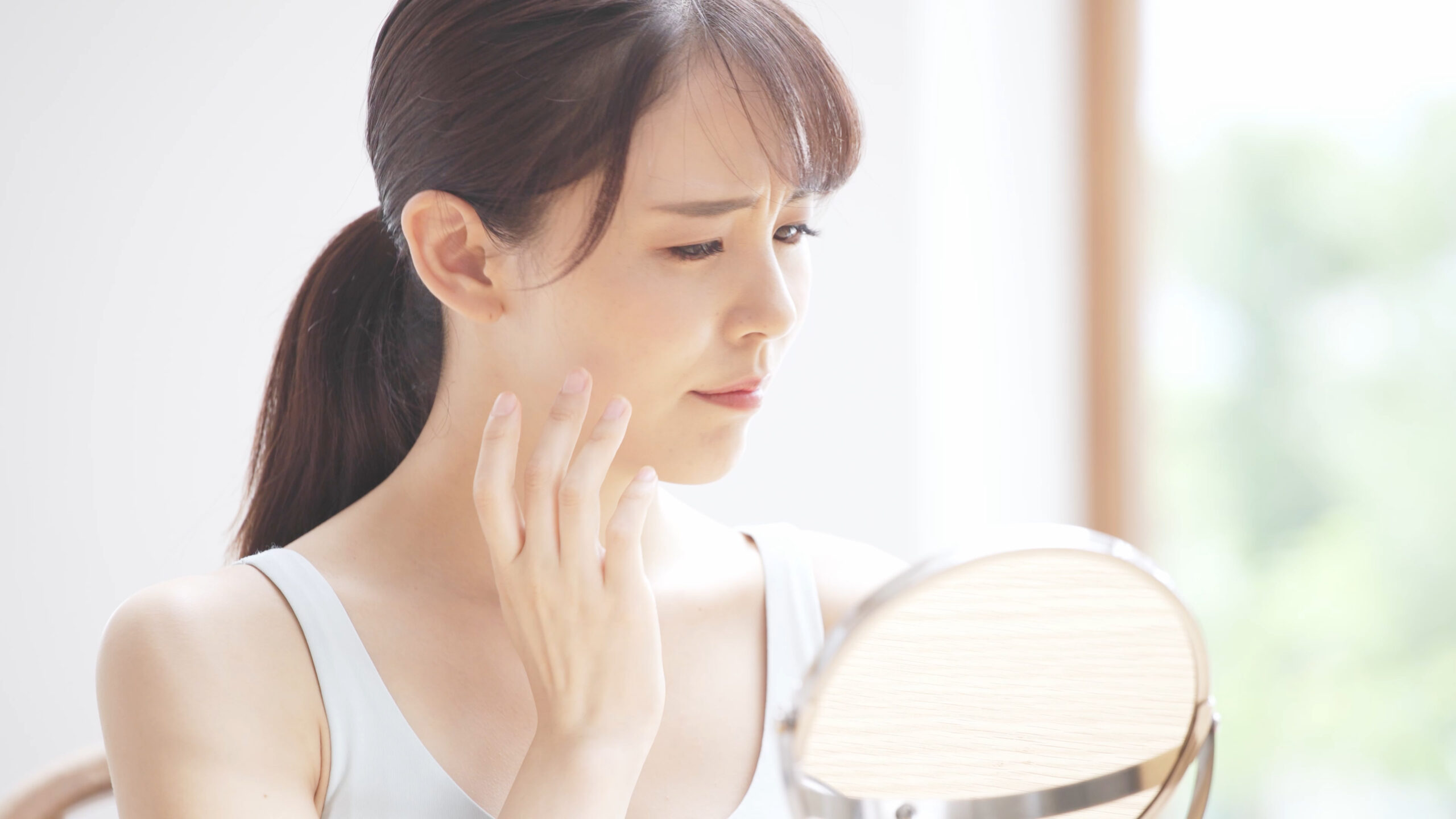 肌をチェックする女性